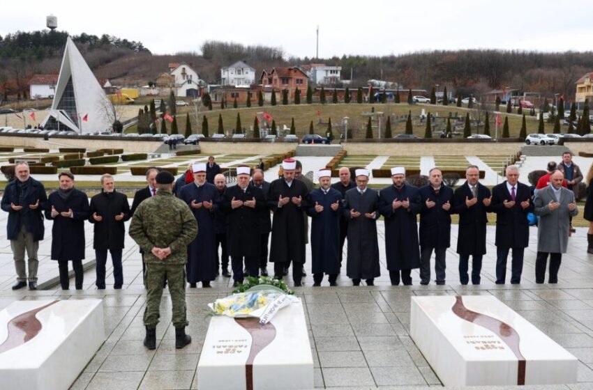  Myftiu Naim Tërnava bën homazhe te varrezat e familjes Jashari në 18-vjetorin e Pavarësisë