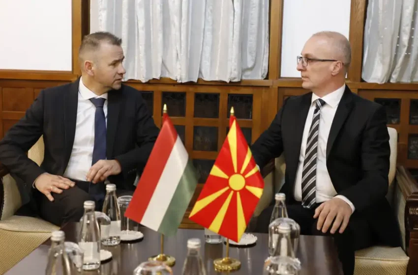  Bunfort: Maqedonia e Veriut padrejtësisht për 20 vjet “qëndron në rrethojën” e BE-së