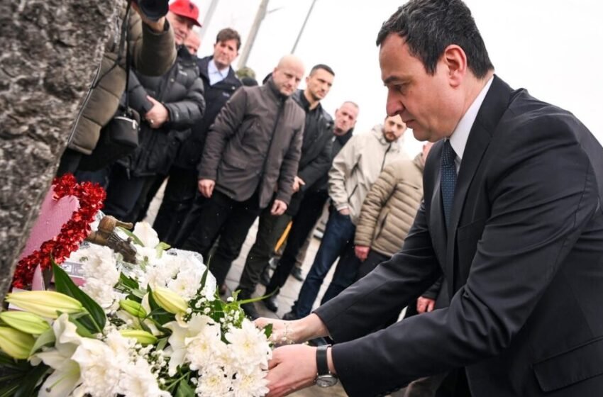  Kurti nderon Elfete e Mentor Humollin: Rrënjët e lirisë dhe themelet e shtetit i kemi te gjaku i derdhur i bijave e bijëve më të mirë të kombit