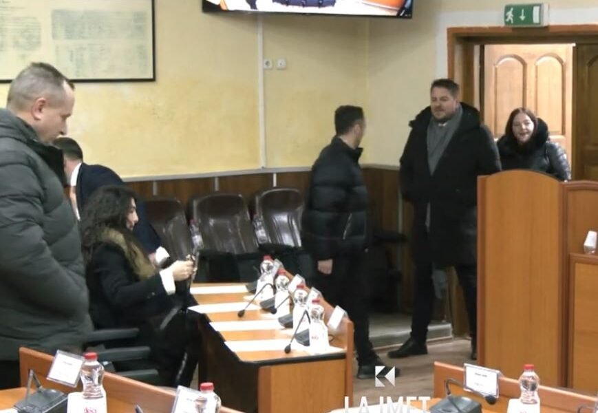 Mitrovica s gjen  qetësi   herë me vota   herë pa vota