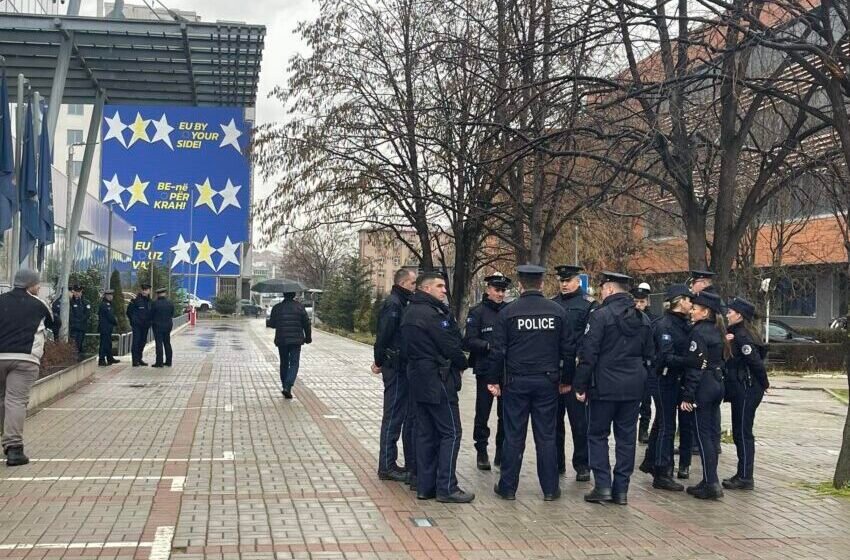  Policia rrethon qeverinë, disa protestues arrijnë para objektit të kryeministrisë