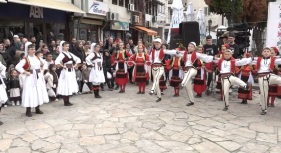 (VIDEO) Manifestimi tradicional “Kandilat e Bajramit”, festë e atmosferë gëzimi