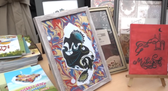 (VIDEO) Hapet ekspozita “Stringël” në sheshin para xhamisë “Murat Pasha” në Çarshi