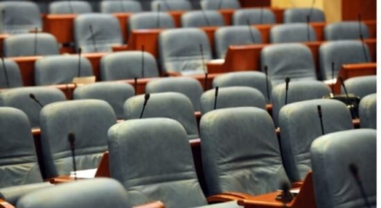 Përplasje e ashpër në Kuvend, replika të rënda mes Blerim Bexhetit dhe Saranda Imerit