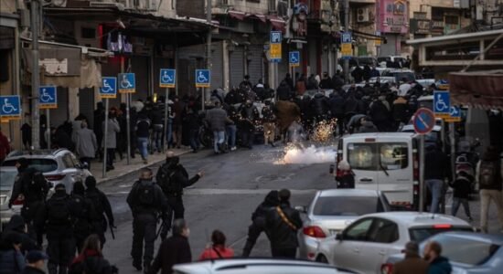 Forcat izraelite ndërhyjnë teksa palestinezët përpiqeshin të arrinin në Al-Aksa për faljet e Fitër Bajramit