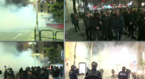 Hidhet gaz i madh lotësjellës pranë Kuvendit, Berisha vë maskën. Përplasje e dhunshme me policinë