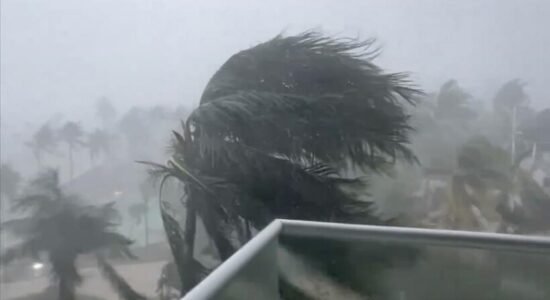 Stuhitë në Hawaii shkaktojnë dëme prej 1 miliard dollarësh pas përmbytjeve të mëdha