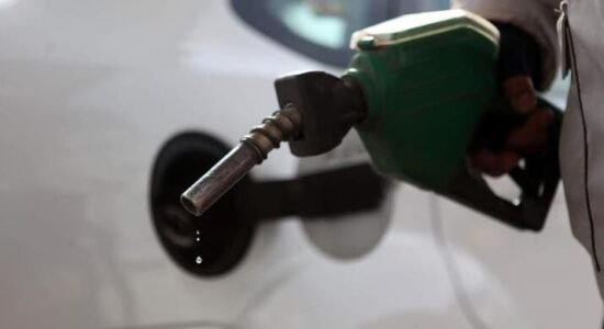 KRRE publikon çmimoren e re, shtrenjtohet çmimi i naftë