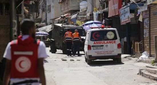 ​​​​​​Tre palestinezë të plagosur në sulmin e pushtuesve izraelitë në Bregun Perëndimor