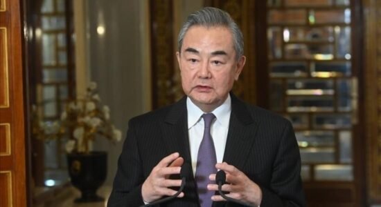 Kina u bën thirrje SHBA-së, Izraelit dhe Iranit të angazhohen në bisedime për paqe në Lindjen e Mesme