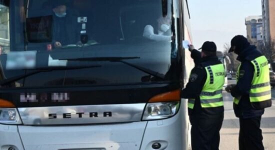 Policia shqipton 39 gjoba ndaj transportuesve publikë të udhëtarëve