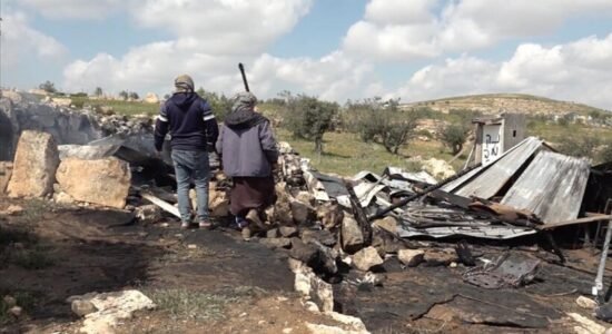 Kolonët izraelitë djegin një shtëpi palestineze mes dhunës në rritje në Bregun Perëndimor