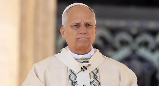 Papa bën thirrje për armëpushim, kërkon paqe përmes dialogut