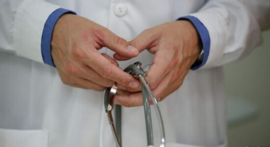 (VIDEO) Punonjësit në arsim dhe shëndetësi do të marrin rreth 40% paga më të larta