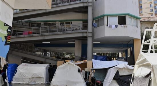 Familjet libaneze të zhvendosura strehohen në një shkollë në Bejrut mes sulmeve të vazhdueshme izraelite