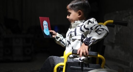 Shtatëvjeçari i paralizuar nga një sulm izraelit lufton për t’u rikuperuar në Gaza