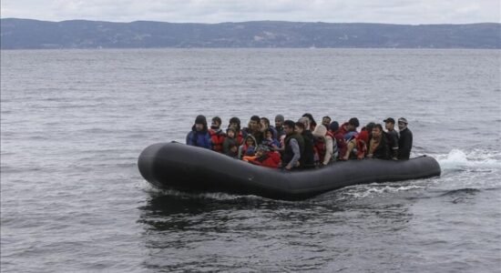 22 të vdekur pasi një varkë migrantësh shpëtohet pranë një ishulli grek