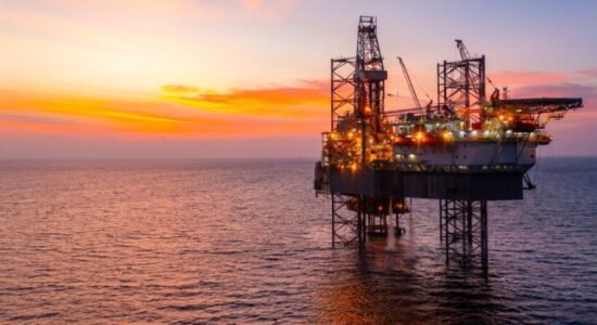 Lufta në Lindjen e Mesme/ Nafta sërish drejt çmimeve rekord, shkon në mbi 116 dollarë për fuçi