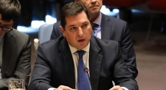 Ambasadori rus: Moska po ndërmerr hapat e nevojshëm për zgjidhjen e konfliktit në Lindjen e Mesme