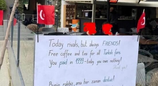 Prishtinë: Kafe dhe çaj falas për tifozët turq në ditën e finales historike të Kosovës