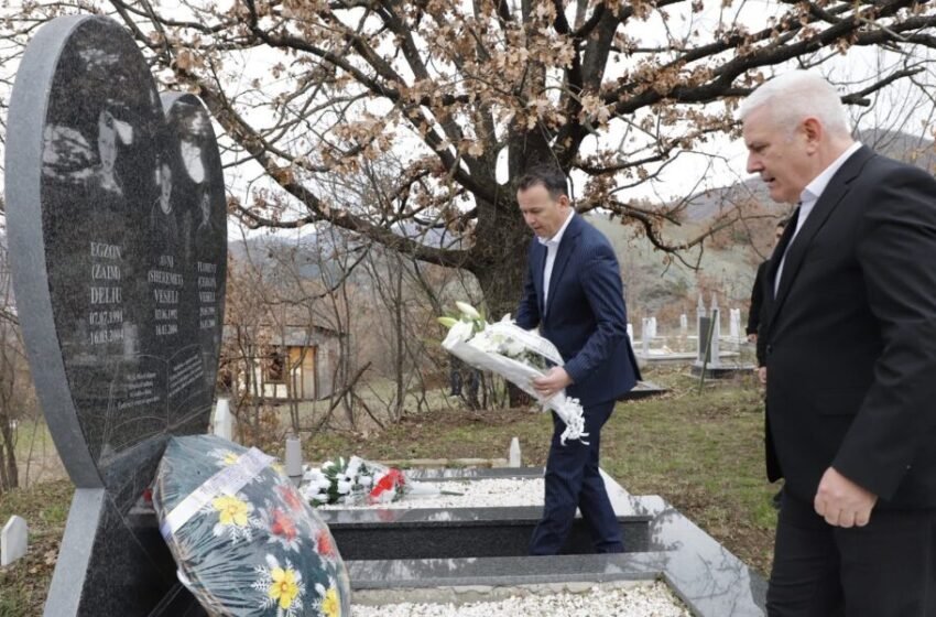  Sveçla e Peci homazhe në Çabër, në nderim të viktimave të trazirave të marsit