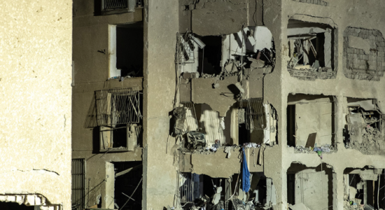 Qyteti i Aradit në Izrael ka pësuar dëme të mëdha pas një sulmi raketor iranian, rreth 200 të lënduar