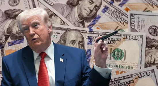 Trump bëhet i pari president në detyrë që vendos nënshkrimin e tij te dollarët amerikanë