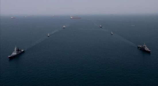 Irani shqyrton vendosjen e tarifave për anijet që kalojnë në Ngushticën e Hormuzit