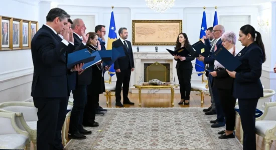 Nëntë anëtarë të rinj të KQZ-së betohen para Presidentes Osmani
