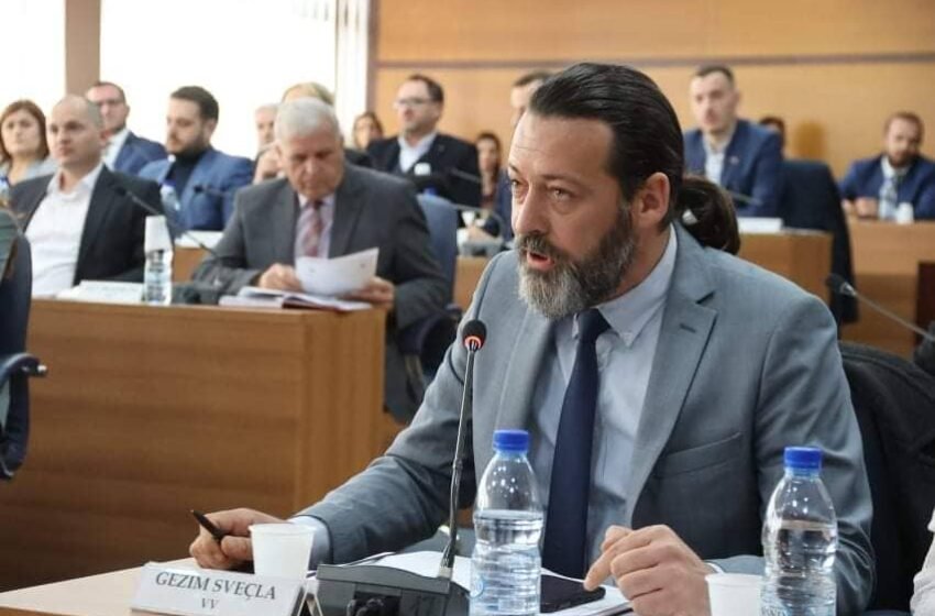  Sveçla fajëson Ramën: Në Prishtinë shemben rrugët, sepse është shembur sistemi