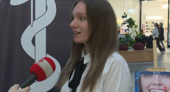 (VIDEO) Shoqata Joqeveritare “Dentosophia”, aktivitet për vetëdijesimin e qytetarëve për shëndetin e dhëmbëve