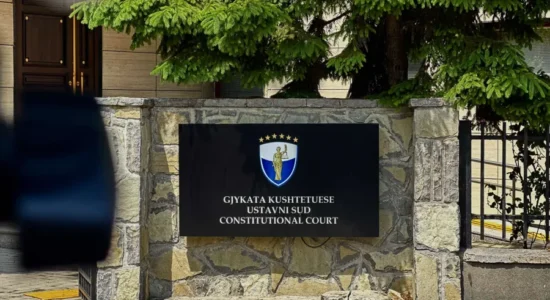 (VIDEO) Kosovë, drejtuesit shtetërorë po presin vendimet e gjykatës kushtetuese