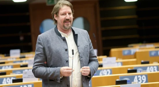 (VIDEO) Vajc u bën thirrje politikanëve në RMV të ndalojnë sulmet ndaj gjyqësorit