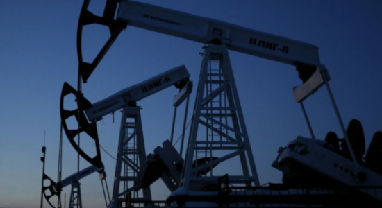 Rënie drastike e çmimit të naftës në tregjet botërore pas njoftimit të Trumpit për “armëpushim 5-ditor”