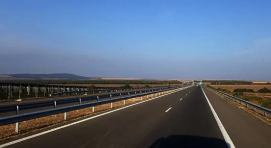 Komunikacioni zhvillohet pa pengesa, nëpër rrugë të thata