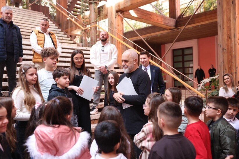 Ambasadori i Shqipërisë në RMV dhe fëmijët e Manastirit vizitojnë Kryeministrinë