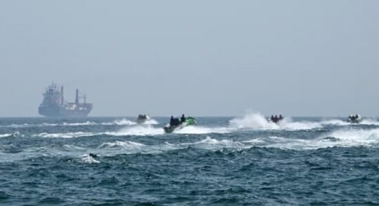 Pas kritikave të Trump, Britania nis bisedime me 35 vende për rihapjen e Ngushticës së Hormuzit