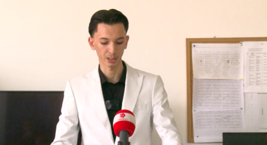 (VIDEO) Gjimnazisti nga Saraji promovoi librin e parë