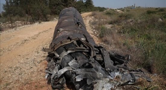 Mbetjet e raketës plagosën 12 persona në Emiratet e Bashkuara Arabe pas interceptimit