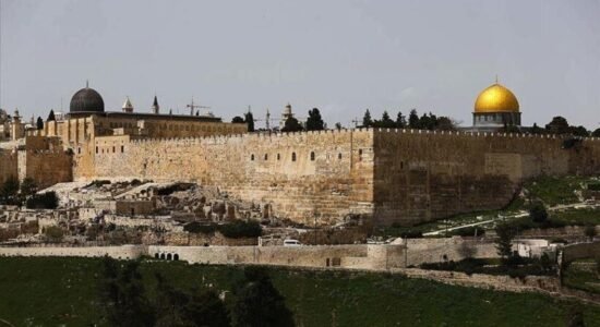 Izraeli vazhdon t’i ndalojë muslimanët të falin namazin e xhumasë në Al-Aksa