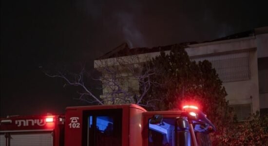 Shpërthen zjarr pasi një raketë iraniane godet një fabrikë në jug të Izraelit