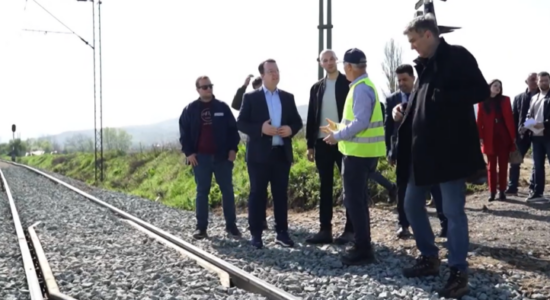 (VIDEO) Linja e parë e projektit “treni urban” pritet të përfundojë në qershor