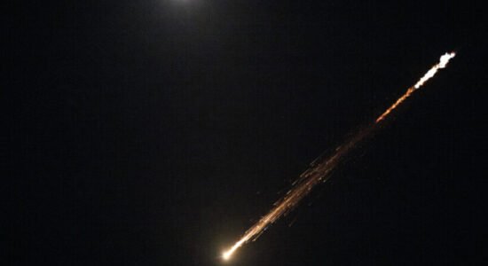 Emiratet e Bashkuara Arabe interceptojnë 14 raketa dhe 19 dronë nga Irani