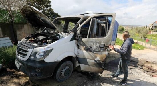 Okupuesit izraelitë sulme në Bregun Perëndimor, plagosin 10 palestinezë dhe djegin shtëpi dhe automjete