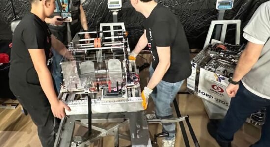 Nxënësit e “Cvetan Dimov” përfaqësojnë me sukses Shkupin në garën ndërkombëtare të robotikës në Turqi