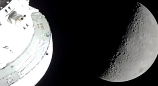 Artemis II përfundon udhëtimin rekord rreth Hënës