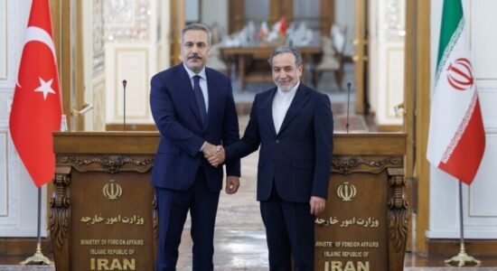 Ministri i Jashtëm turk diskuton për armëpushimin SHBA-Iran me homologët e Iranit dhe Katarit