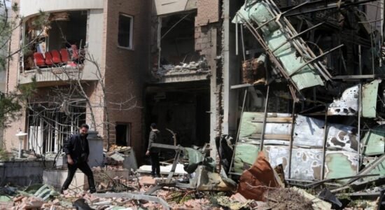 (VIDEO) Trump ndalon bombardimet, Teherani hap ngushticën e Hormuzit