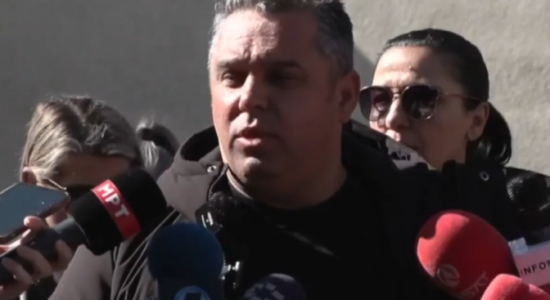 (VIDEO) Tragjedia në Koçan: Familjarët kërkojnë gjetjet e obduksionit të viktimave