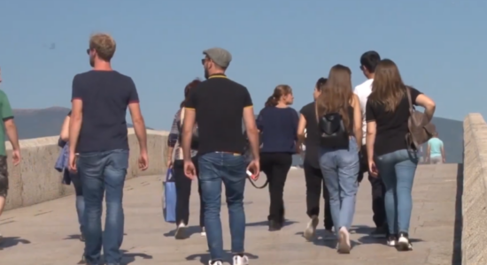 (VIDEO) Popullsia në Maqedoni po plaket, arsyeja kryesore është emigrimi